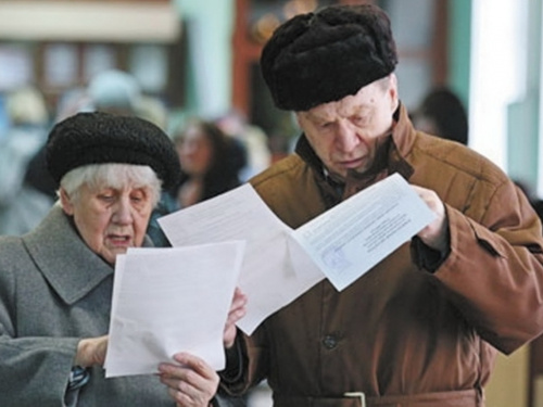 Пенсіонер розглядає банківську виписку з утриманнями
