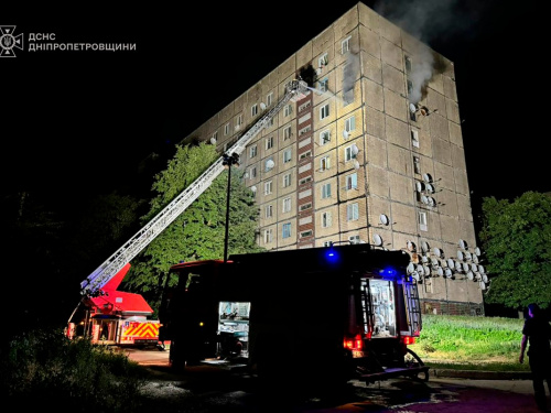 У Кам'янському сталася пожежа в багатоповерхівці: на місці події працювали 12 рятувальників