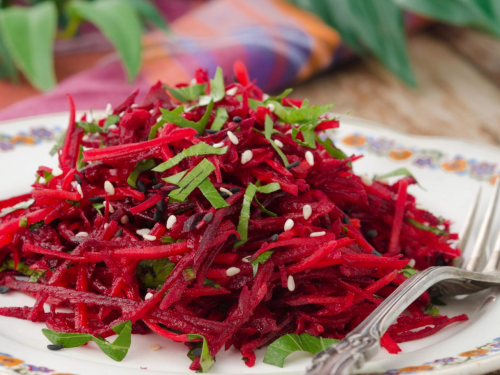 Скуштуйте яскравий вітамінний салат з буряка, моркви та яблук — зимовий заряд енергії