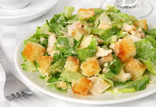 Приготуйте свіжий салат Цезар з куркою — легка та смачна страва для обіду