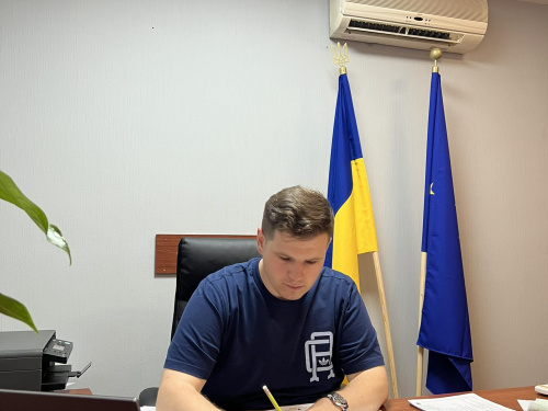 Наймолодший директор школи в історії України, який починав у Кам’янському, несподівано пішов з посади