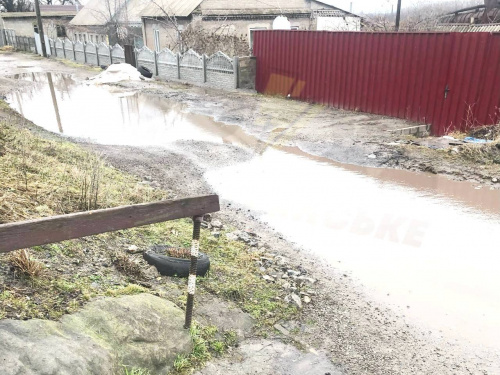 У Кам’янському болото замість дороги на вулиці Водяна