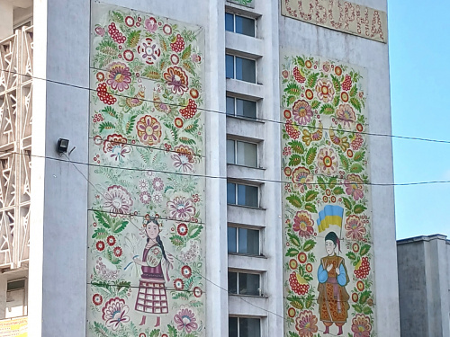 Символ епохи: у Кам'янському з будівлі на центральному майдані демонтували годинник, якому майже пів століття