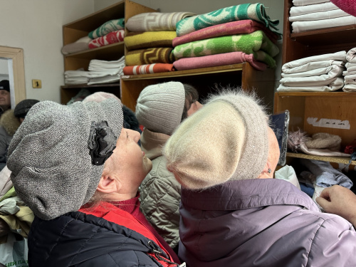 Волонтерський центр Кам'янського зігрів ВПО теплом сердець та одягом