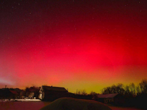 Магнітна буря подарувала Дніпропетровщині Полярне сяйво: небо над регіоном стало рожевим