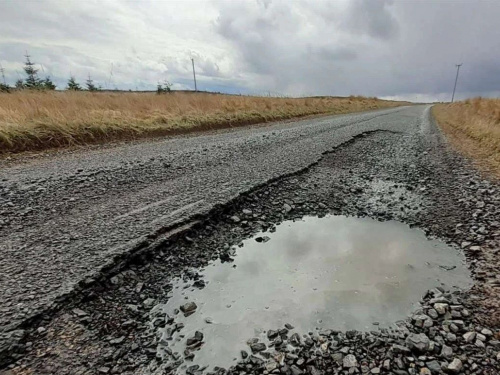 Щебінь VIP-рівня: у Кам’янському районі “закатали” мільйони гривень в ремонт доріг