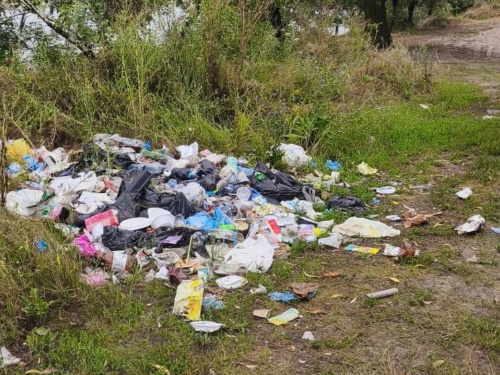 Сміття на Блакитному озері поблизу Кам’янського