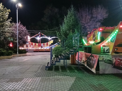 Осінь у світлі ліхтарів: центральний парк Кам’янського перетворився на казкову країну (ФОТО)
