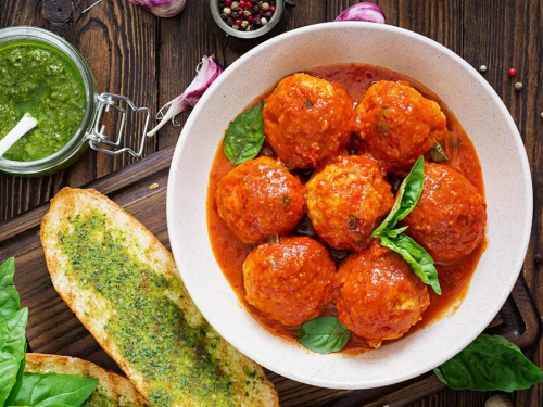 Приготуйте соковиті тефтелі в томатному соусі — ідеальна вечеря для всієї родини