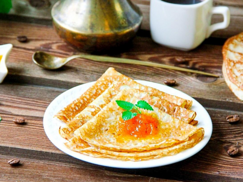 Спробуйте ніжні млинці на кефірі з дірочками — найпухкіші та найсмачніші, які ви колись готували