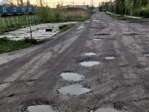 Болото замість центрального проспекту - кам'янчани скаржаться на жахливий стан тротуарів у місті