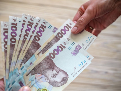 Держава виплачує по 1000 гривень молоді: як швидко оформити допомогу в телефоні та не втратити кошти