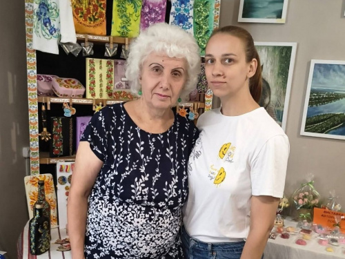 «Казковий світ Петриківки»: у Кам’янському показали унікальні роботи місцевої майстрині