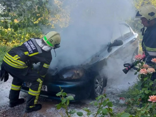 Під Кам'янським згорів Daewoo Lanos - відео