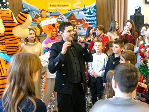 У Дніпрі діти-переселенці з Донецької області отримали новорічні вітання від Фонду Ріната Ахметова