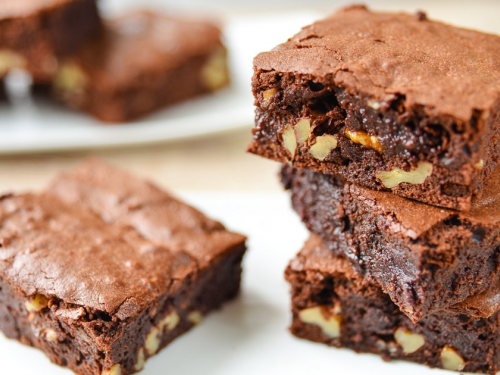 Приготуйте шоколадний брауні з горіхами - розкішний десерт для солодких вечорів