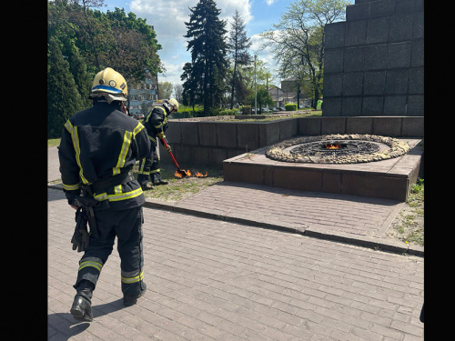 У Кам’янському розшукують хуліганку, яка влаштувала пожежу біля підніжжя пам’ятника Прометею