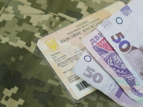 Мобілізований військовослужбовець отримує документи в Пенсійному фонді