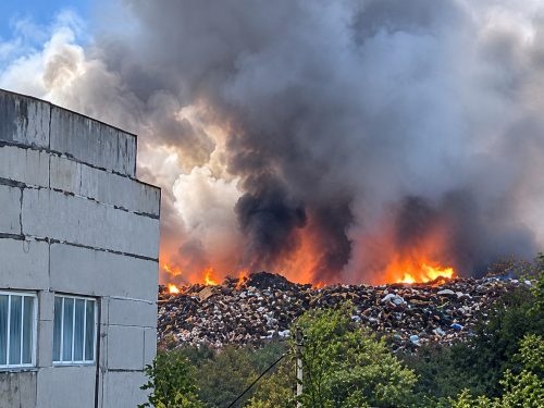 У Кам’янському горить сміттєзвалище
