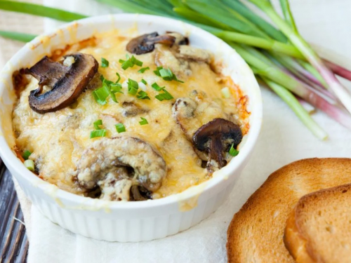 Спробуйте вершковий курячий жульєн — гаряча закуска до новорічного столу