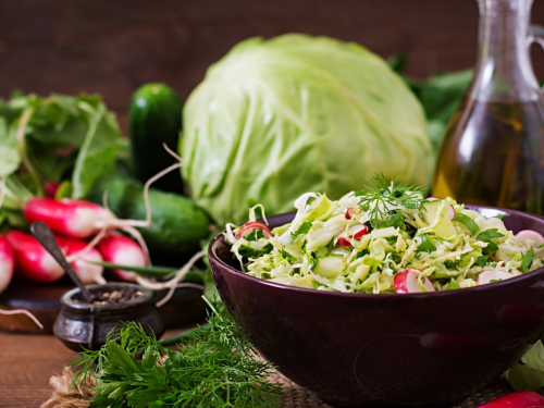 Зустріньте весну свіжим салатом з редиски, молодої капусти та зелені — хрусткий вітамінний вибух