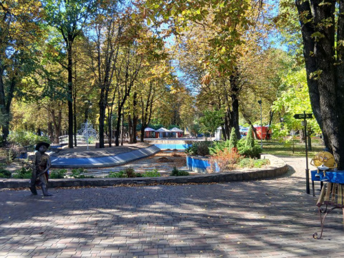 Золоте мереживо осені: як Центральний парк Кам&#039;янського зустрічає вересневих гостей - ФОТОРЕПОРТАЖ