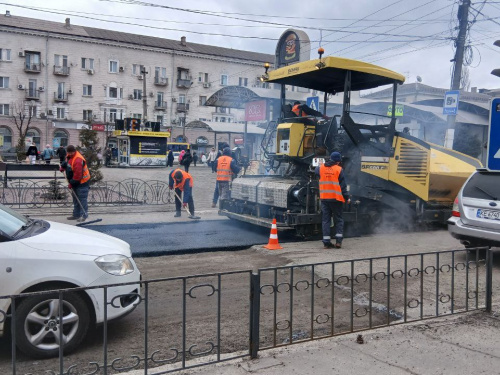 Дорожній сезон у Кам’янському: на проспекті Свободи розпочали укладання нового покриття