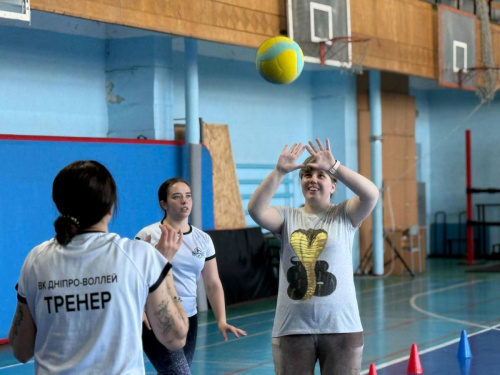 У Кам’янському дітей з аутизмом навчають волейболу