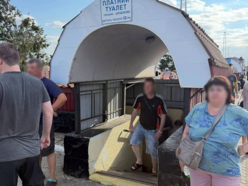 На Дніпропетровщині пасажирів під час тривоги заганяють у платний туалет
