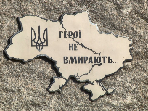 На школах Кам'янського з'являться меморіальні дошки на честь загиблих воїнів