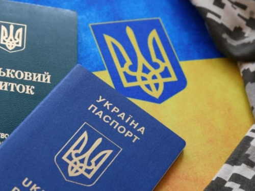 Вручення повісток українцям за кордоном у 2025 році: чи можуть дипустанови їх видавати 