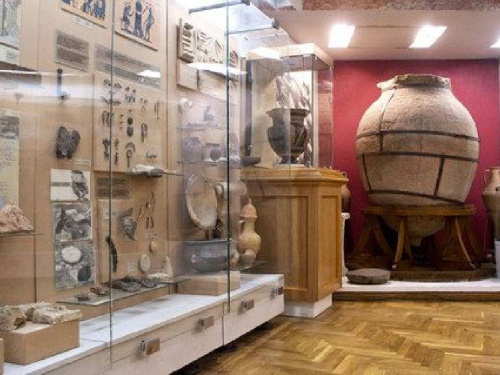 На Дніпропетровщини поліцейські повернули до музею викрадені золоті та срібні артефакти - подробиці