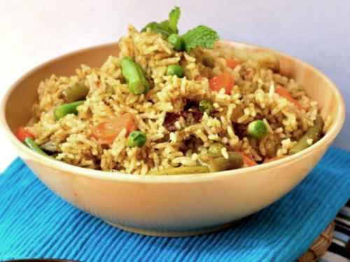 Спробуйте ароматний плов з рису та сочевиці — ситна страва без м'яса з гуманітарки