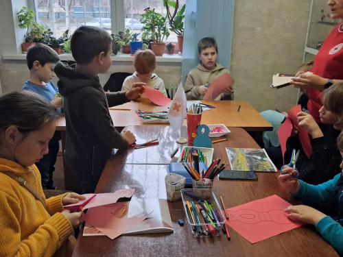 Тепло дитячих долонь: у Кам’янському малеча готує сюрпризи до Міжнародного жіночого дня