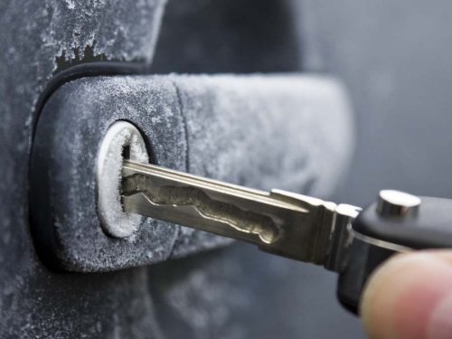 Як швидко розморозити замок авто взимку: перевірені способи