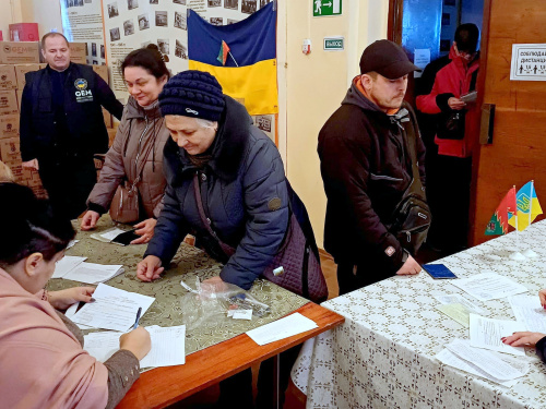 В Камʼянському переселенці з Авдіївки отримали до прийдешніх свят продуктові кошики