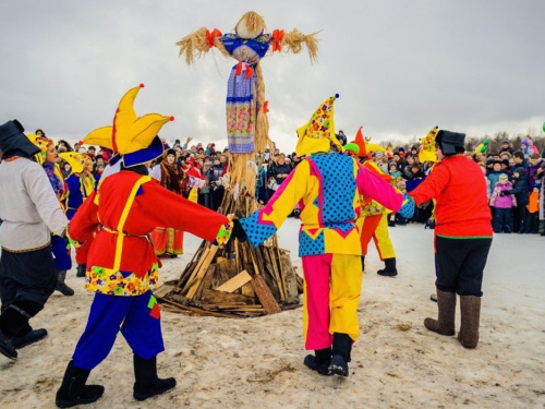 Готуємося до весни: коли пекти млинці та спалювати опудало на Масницю