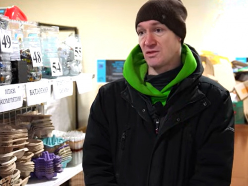 Від кришечок до прикрас: що роблять зі сміття на єдиній сортувальній станції Дніпра