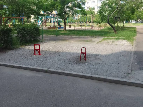 У Кам’янському зникають турніки: мешканці жертвують дитячими майданчиками заради паркомісць