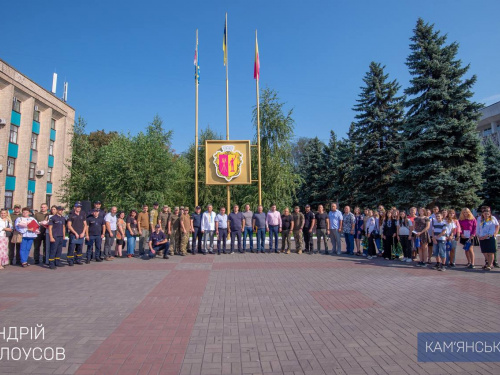 У Кам’янському урочисто підняли Державний Прапор напередодні Дня Незалежності