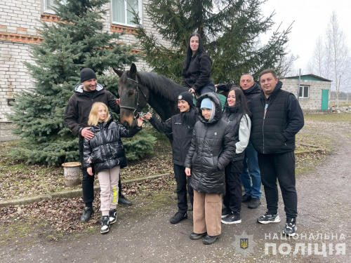 Правоохоронці Кам'янського пройшли психологічну реабілітацію на кінній фермі