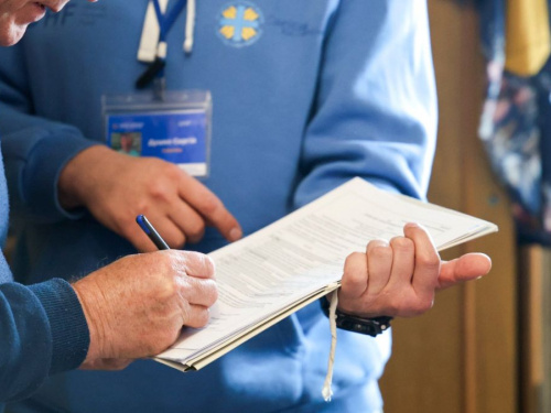 Після ударів БпЛА: у П’ятихатках і Верхівцевому "Карітас" відновлює пошкоджене житло