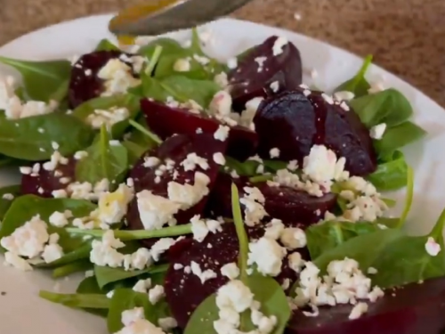 Спробуйте зимовий салат з буряком, сиром фета та горіхами — яскравий, корисний і дуже смачний обід