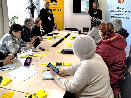 Смартфон - це просто: у Кам’янському навчають цифровій грамотності людей поважного віку