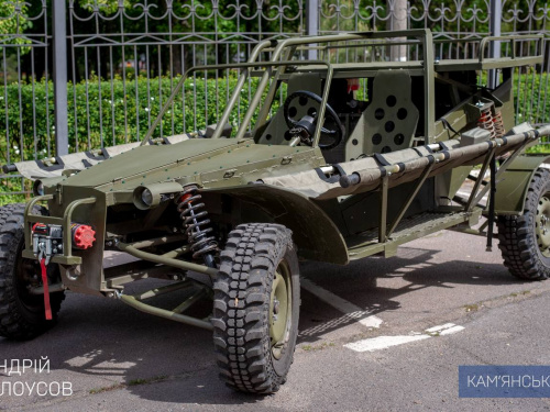 Баггі для військових: в Кам'янському збирають універсальні авто для ЗСУ