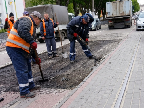 Ремонт доріг у Кам’янському: на проспекті Шевченка відновлюють дорожнє покриття