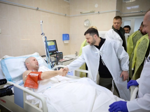 Зустрівся з амбасадорами проєкту ТитаниUA та нагородив поранених військових - подробиці візиту Володимира Зеленського до Дніпра