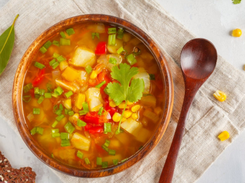 Зваріть швидкий і дешевий суп з консервованою кукурудзою — ситно та просто з того, що є під рукою