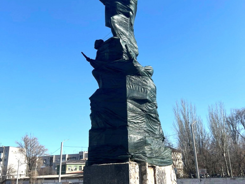 Замість демонтажу - сітка: на Дніпропетровщині критикують напівзаходи щодо радянського пам’ятника