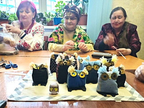 Мудрі сови власноруч: у Кам’янському жінки створили плюшевих пташок-охоронців - подробиці